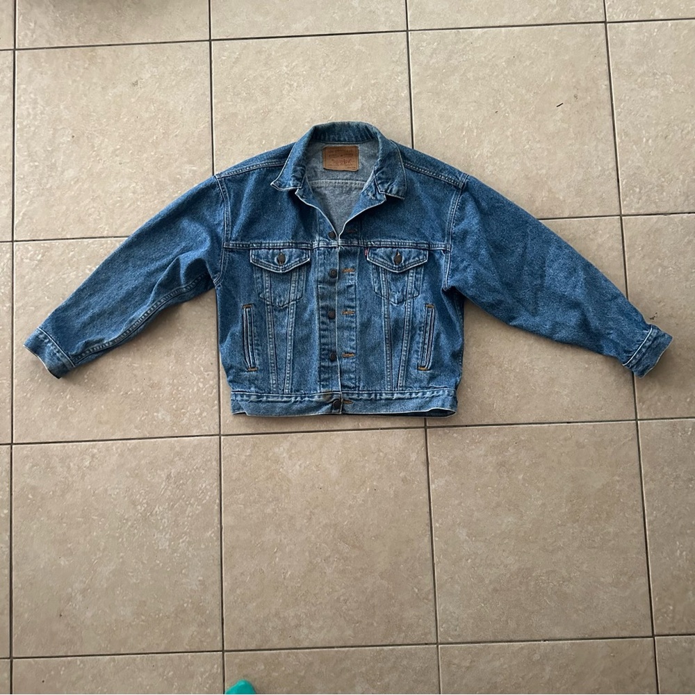 VINTAGE MEN LEVI DENIM JACKET 70507-4890 SIZE MEDIUM (SEE PIC OF MINOR STAIN)ALL
